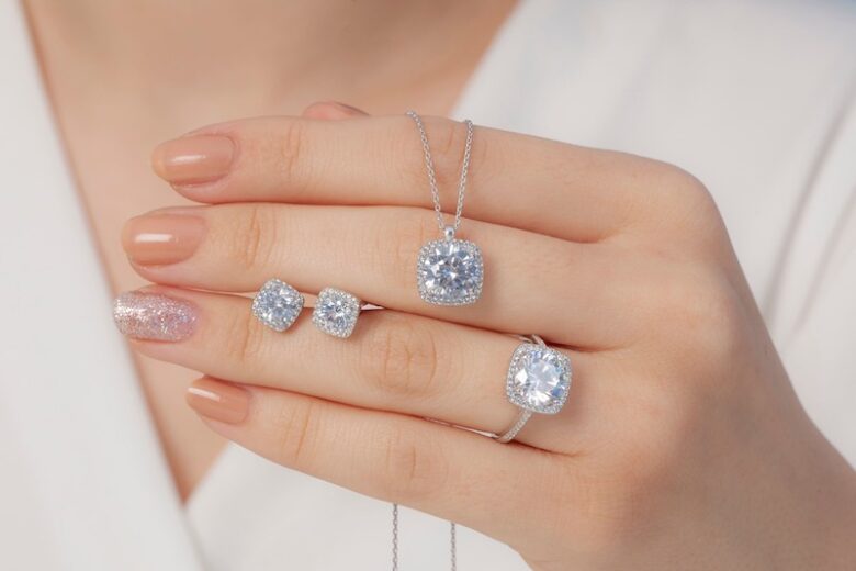 通販で買うダイヤモンドはなぜ安いのか
